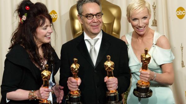 Fran Walsh, Howard Shore y Annie Lennox sosteniendo los Óscars ganados por El Retorno del Rey (Getty Images)
